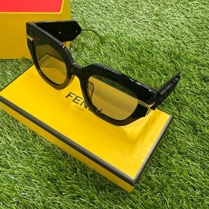 Fendi Sunglasses Shades
FE40097I